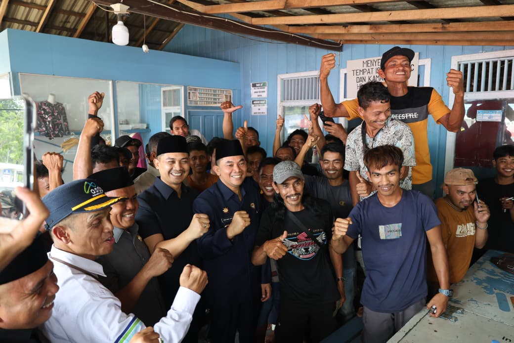 Bupati andi rudi latif menyediakan Dapur Umum BerAKSI guna memenuhi kebutuhan berbuka puasa dan sahur bagi penumpang yang tertunda