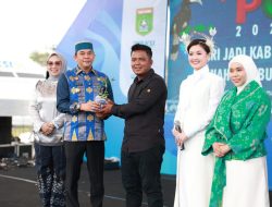 HUT ke-23 Tanbu, Bupati Andi Rudi Latif dan Artis Asty Ananta Serahkan Bibit Tomat Cherry Stevia untuk Petani Lokal