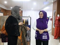 Ketua Dekranasda Tanbu Andi Irmayani Sambut Hangat Kunjungan Dekranasda Banjar di Rumah Oleh-oleh Bersujud