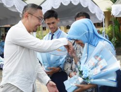 Ketua TP PKK Kotabaru Hadiri Pelepasan Siswa SMPN 1 Kotabaru
