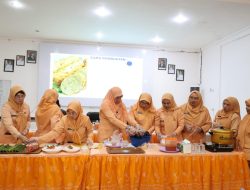 DWP Tanah Bumbu Dorong Ekonomi Keluarga Lewat Pelatihan Rolade Ikan