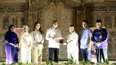 Hadiri Launching Buku Antologi “Suara dari Tenggara”, Bupati Andi Rudi Latif Apresiasi Perkembangan Literasi di Bumi Bersujud