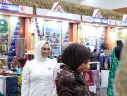 Penutupan Kriyanusa 2026, Andi Irmayani Rudi Latif Bawa Semangat Tenun Pagatan ke Panggung Nasional